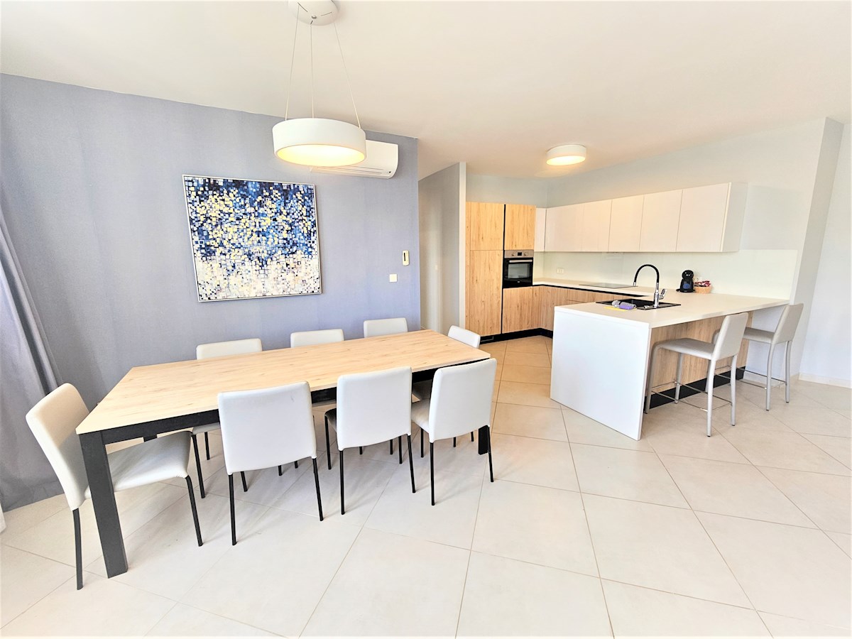 Luksuzne Nepremičnine Istra, prodajam stanovanje prvi red do morja, Umag