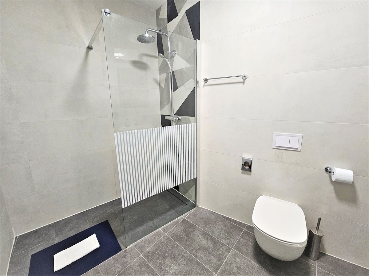 Luksuzne Nepremičnine Istra, prodajam stanovanje prvi red do morja, Umag