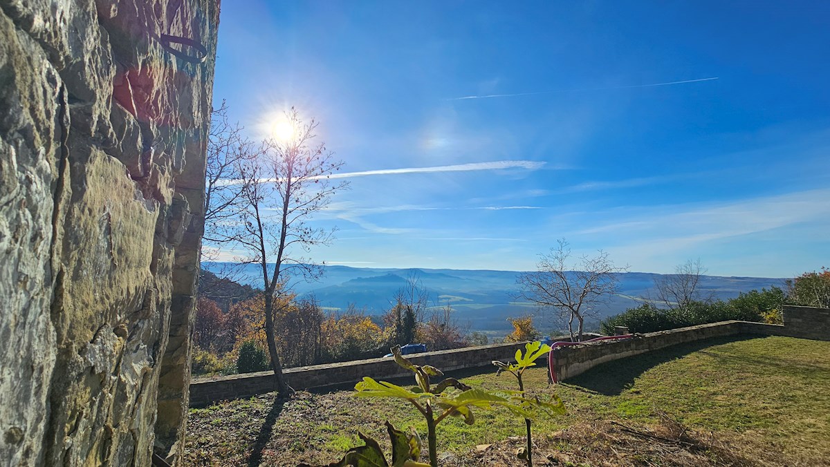 Kamnit Ostanek s Čudovitim Razgledom na Motovun