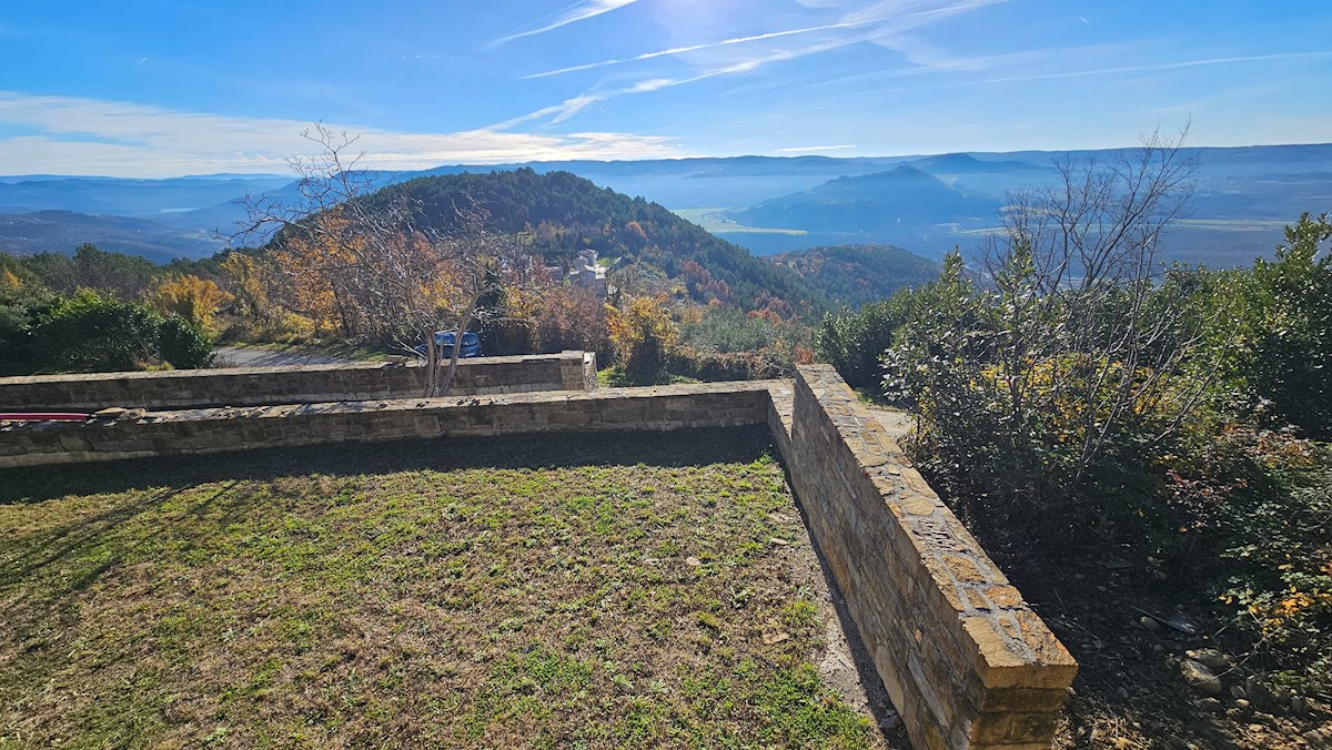 Kamnit Ostanek s Čudovitim Razgledom na Motovun
