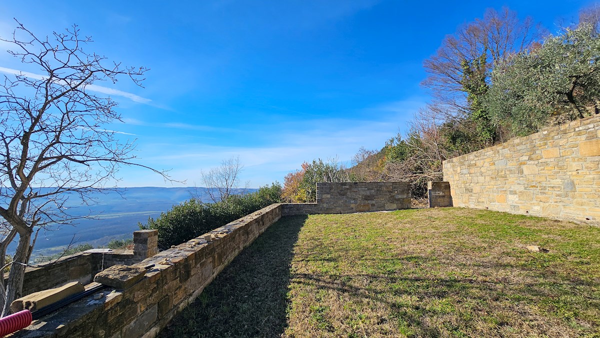 Kamnit Ostanek s Čudovitim Razgledom na Motovun