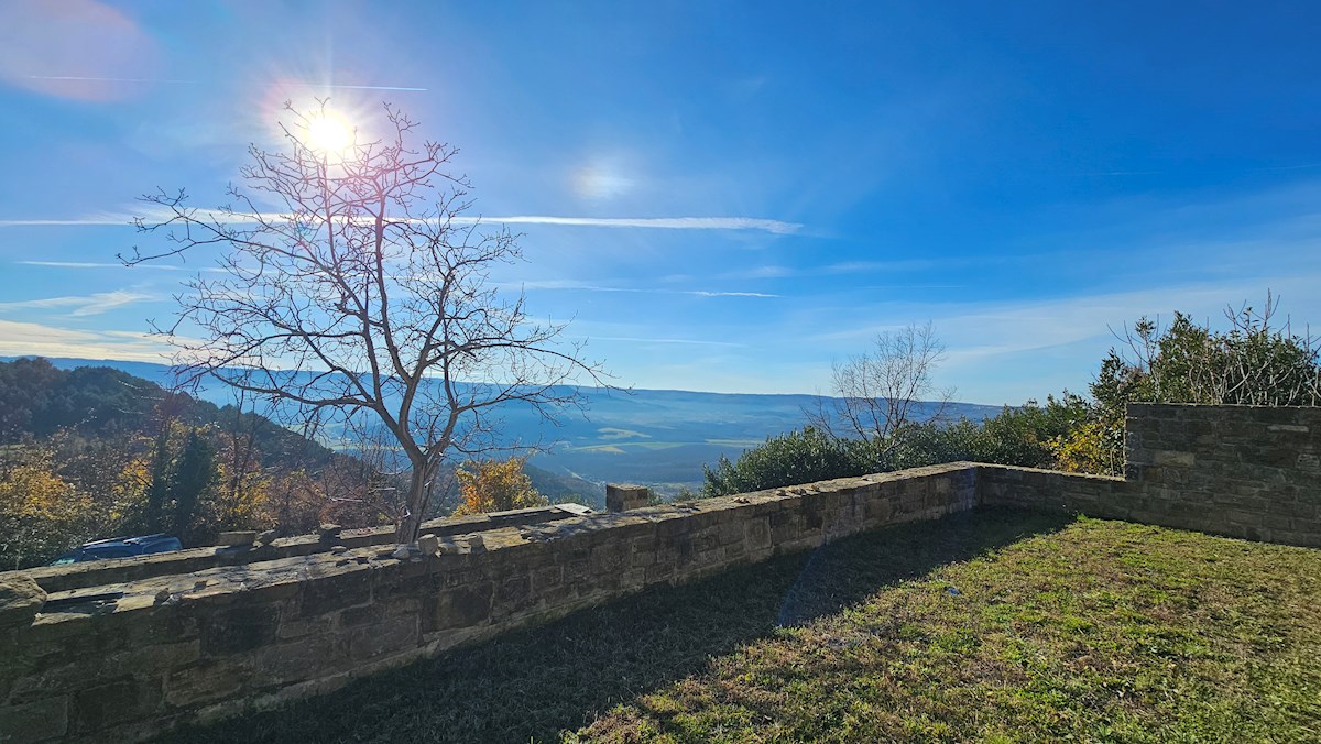 Kamnit Ostanek s Čudovitim Razgledom na Motovun