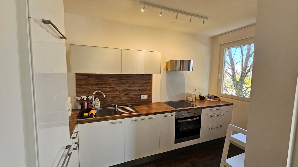 Garsonjera blizu morja – terasa in odlična lokacija