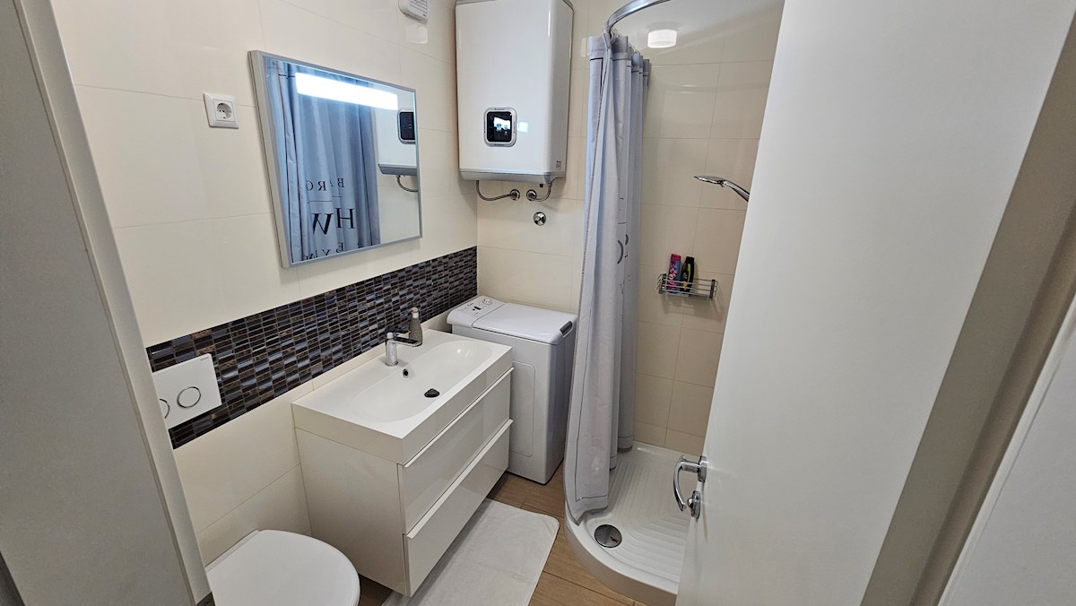 Garsonjera blizu morja – terasa in odlična lokacija