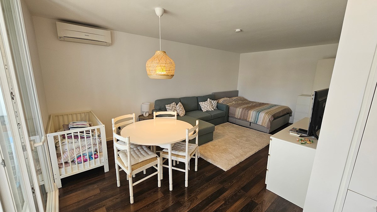 Garsonjera blizu morja – terasa in odlična lokacija