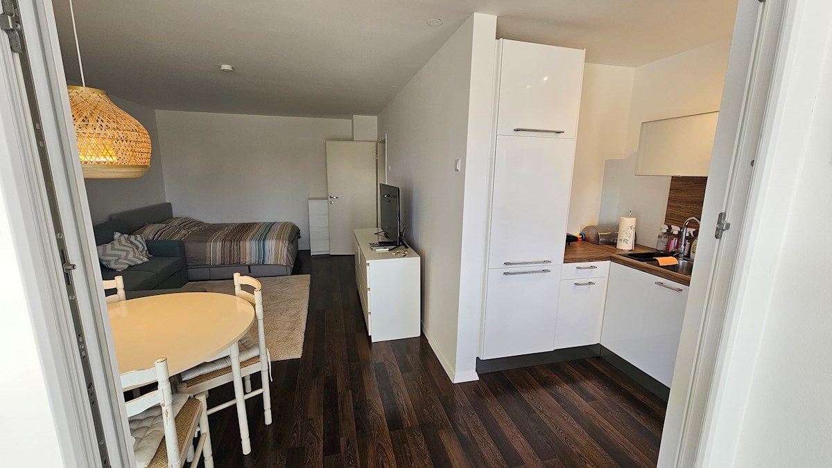 Garsonjera blizu morja – terasa in odlična lokacija