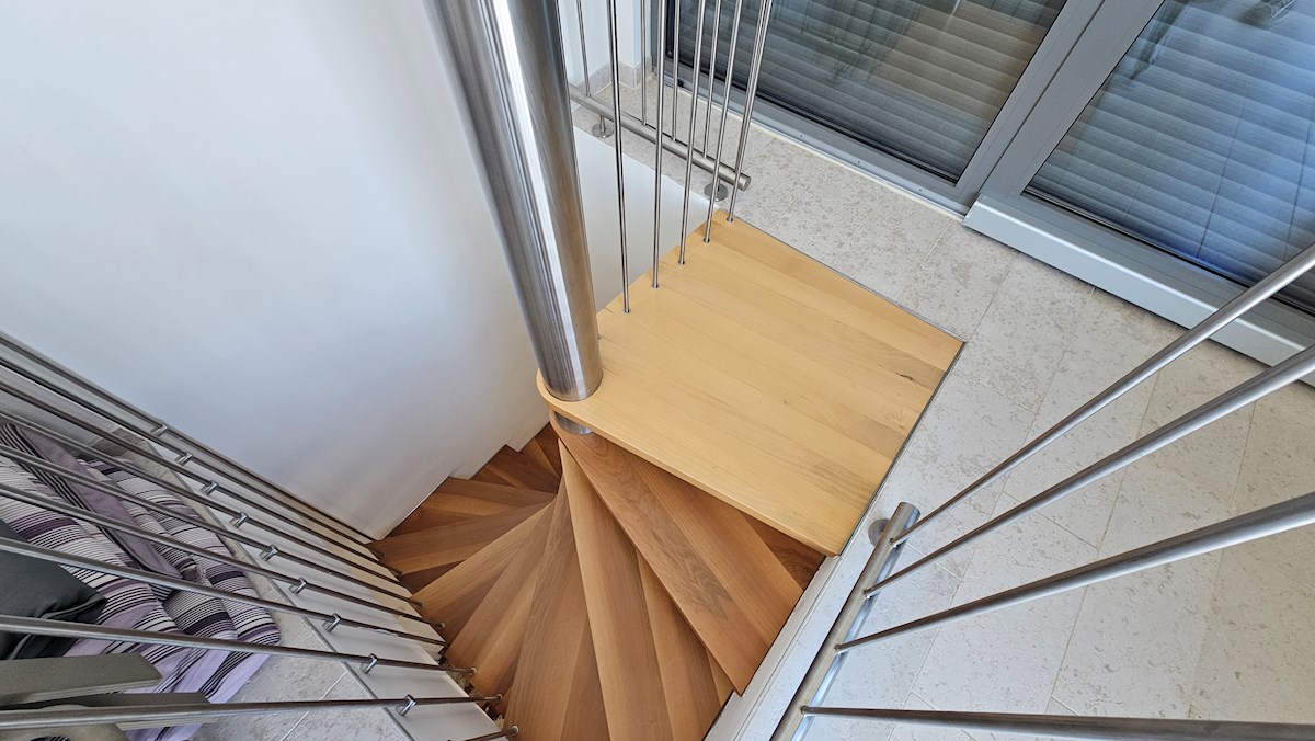 Penthouse s strešno teraso in pogledom na morje