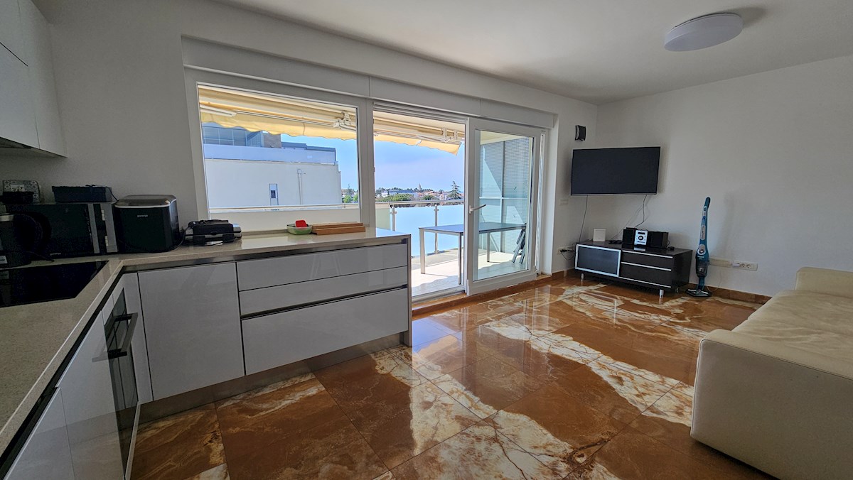 Penthouse s strešno teraso in pogledom na morje