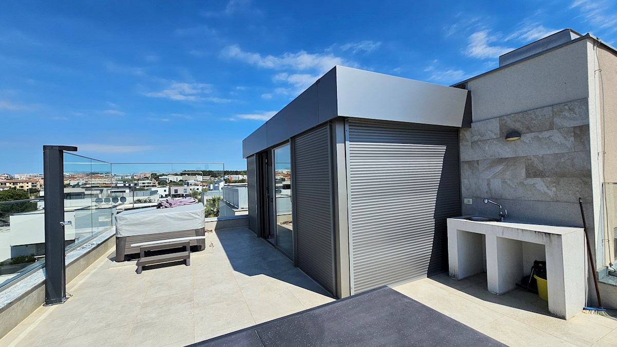 Penthouse s strešno teraso in pogledom na morje