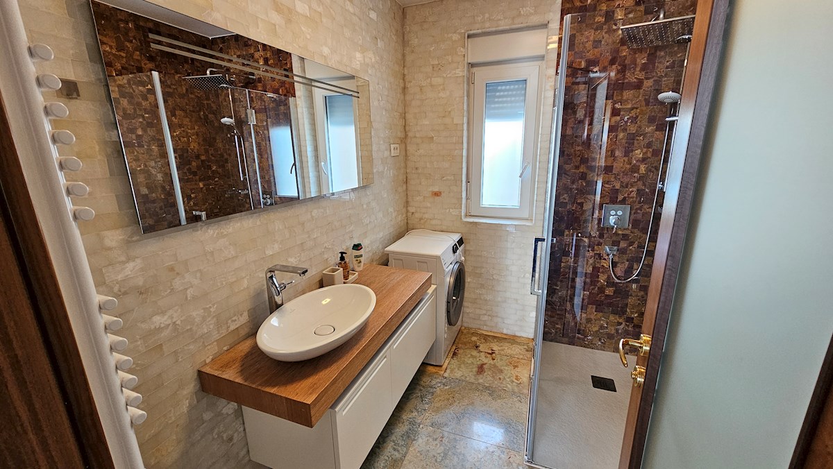 Penthouse s strešno teraso in pogledom na morje