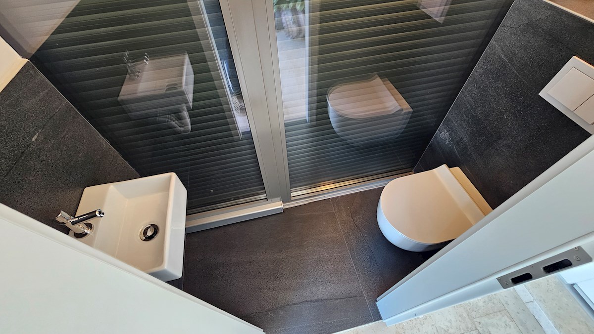 Penthouse s strešno teraso in pogledom na morje