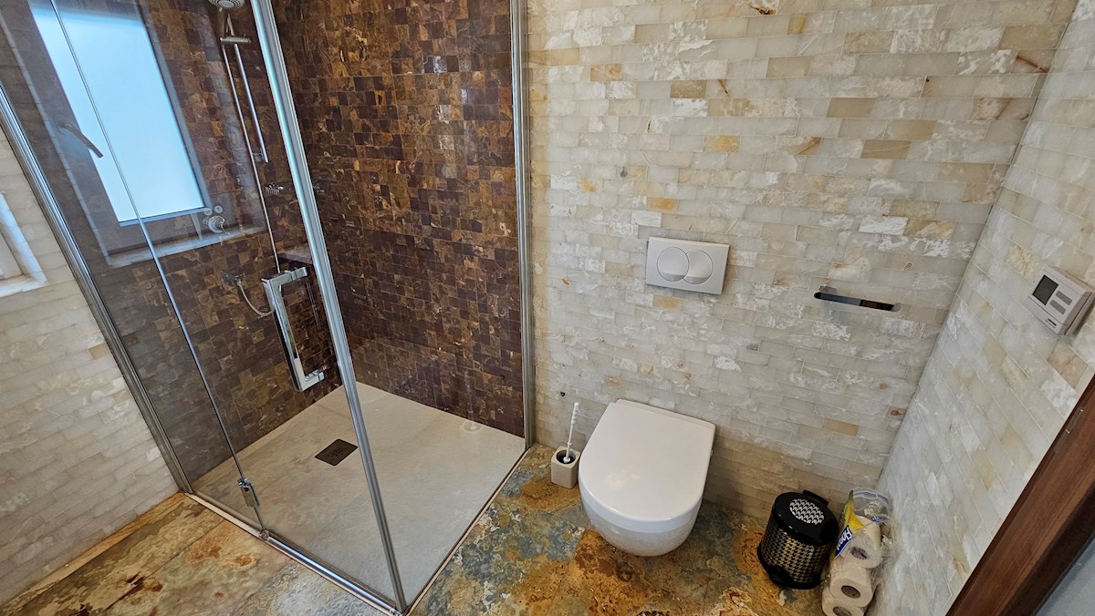 Penthouse s strešno teraso in pogledom na morje