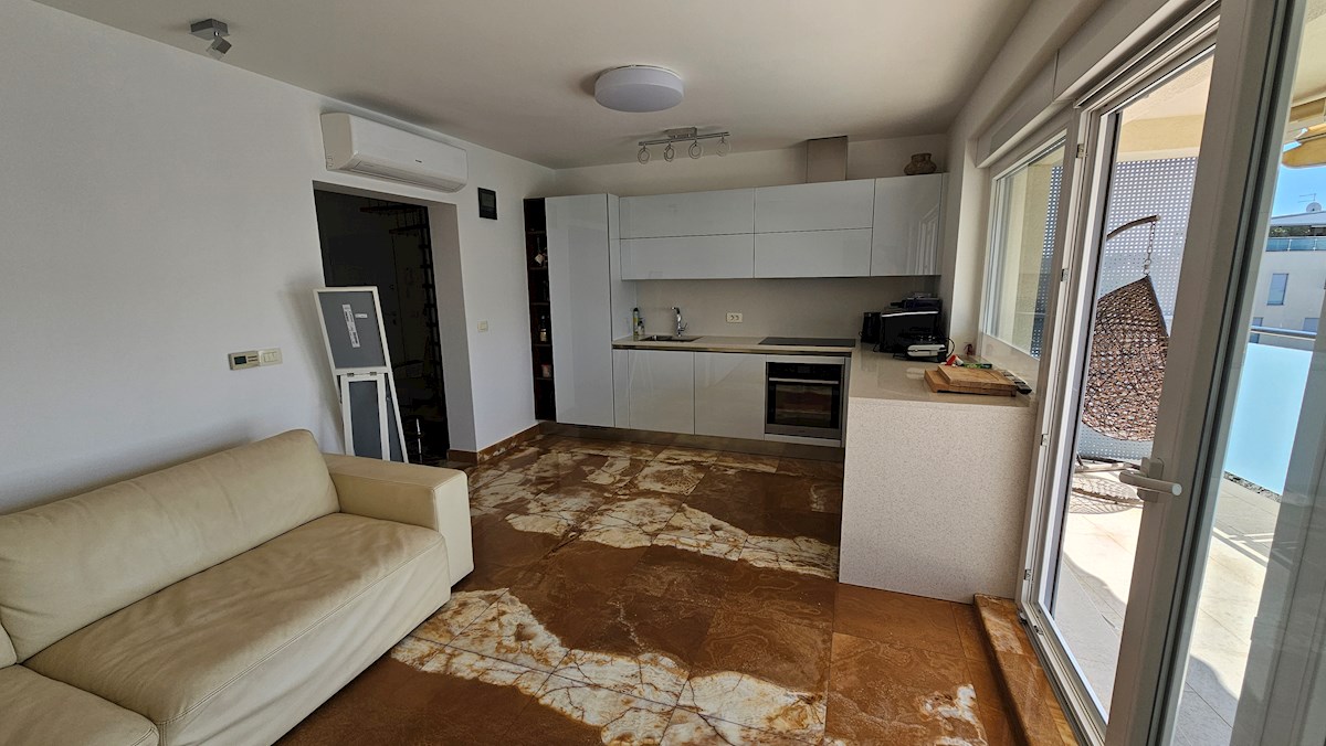Penthouse s strešno teraso in pogledom na morje