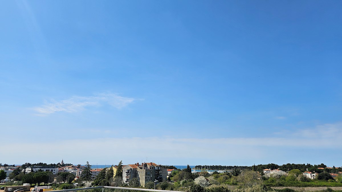 Penthouse s strešno teraso in pogledom na morje