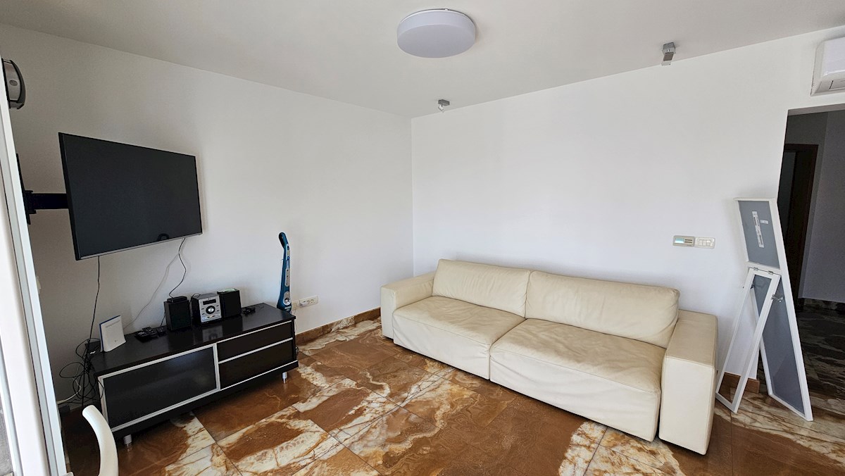 Penthouse s strešno teraso in pogledom na morje