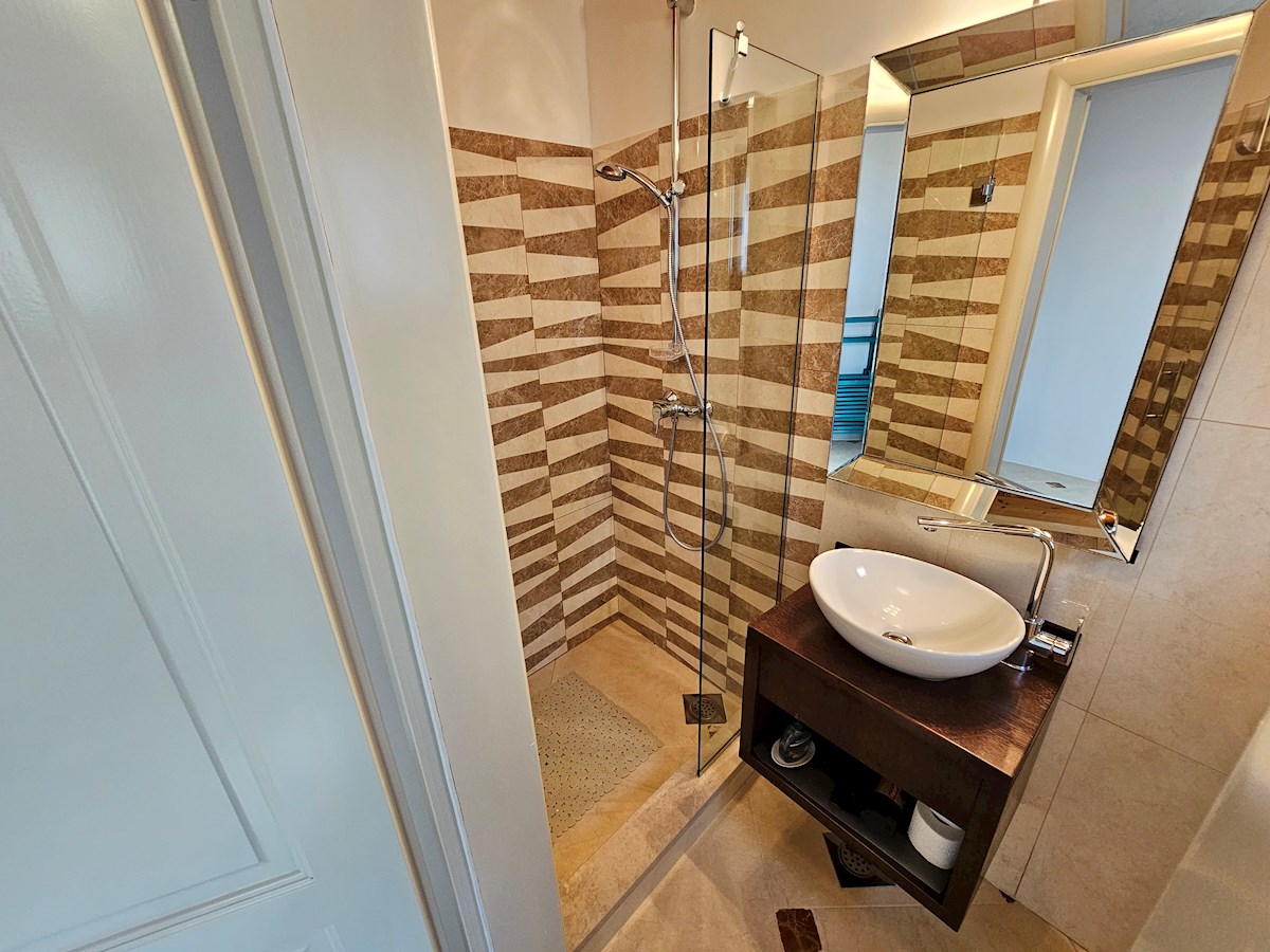 Nepremičnine Istra, prodam kamnitu hišo, Novigrad, Center