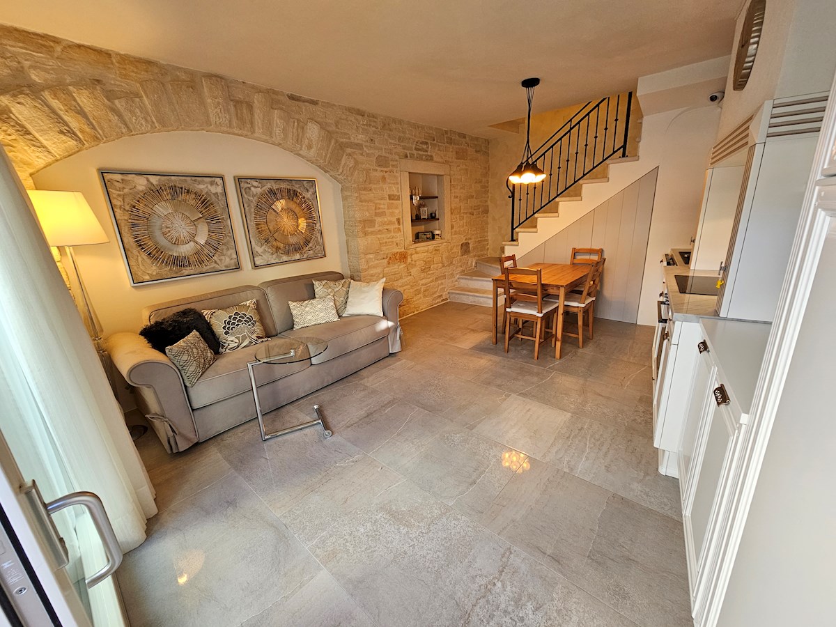 Nepremičnine Istra, prodam kamnitu hišo, Novigrad, Center