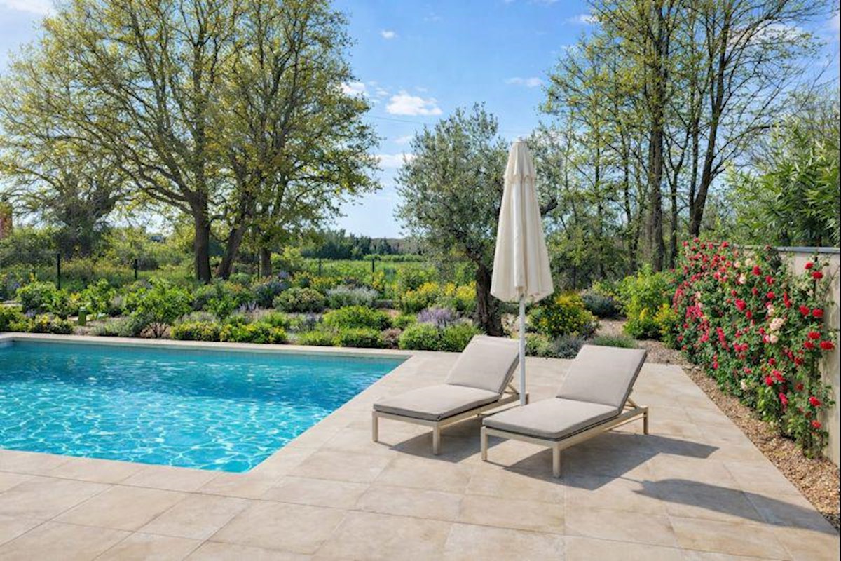 Moderna hiša z bazenom, savno in pogledom na morje