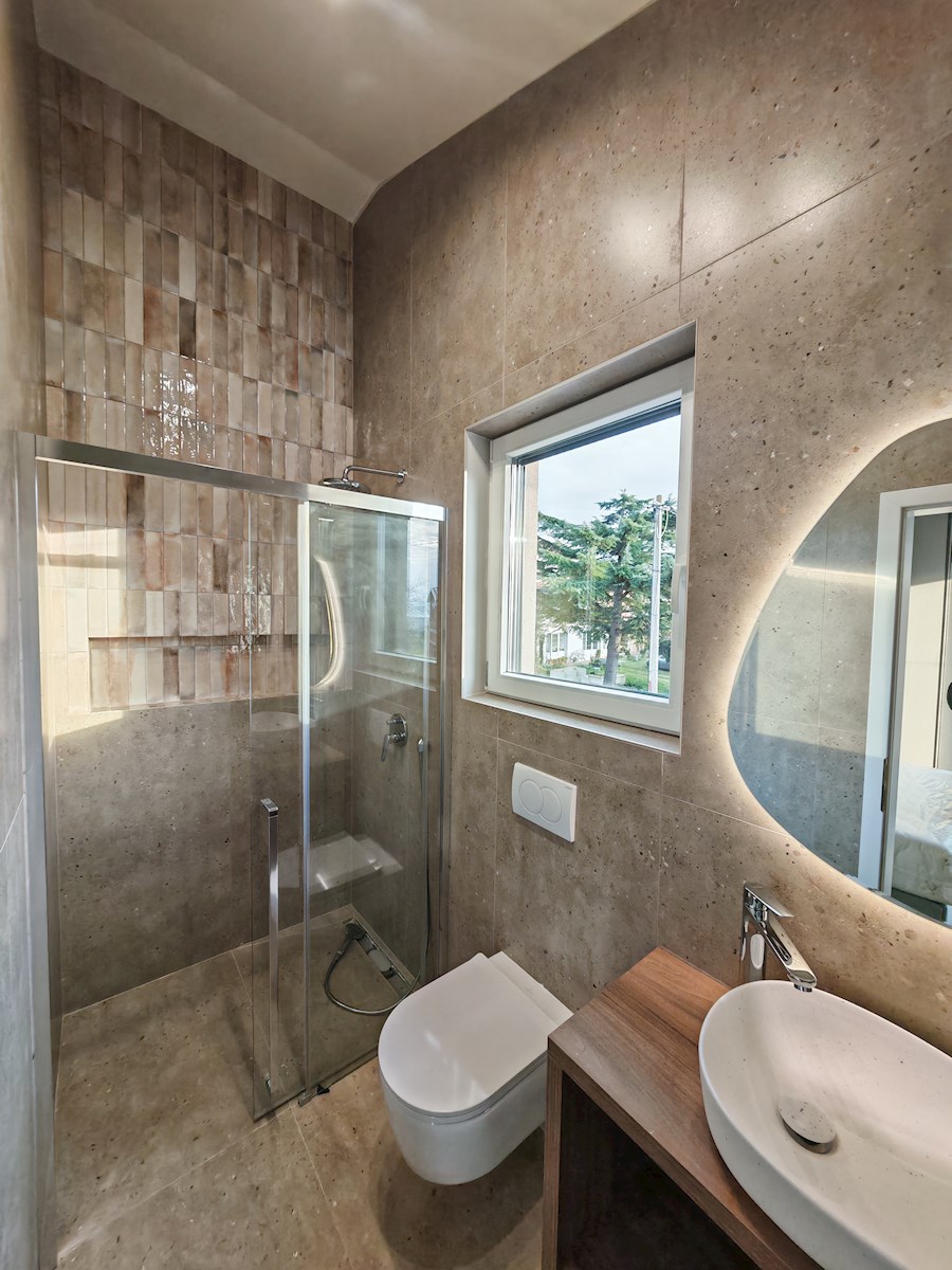 Moderna hiša z bazenom, savno in pogledom na morje