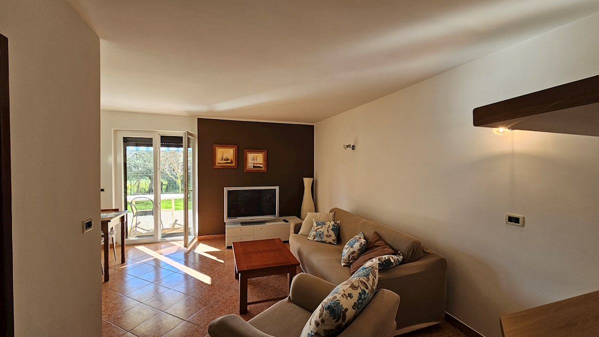 Sončno stanovanje z zasebnim vrtom in parkiriščem – Blizu morja in centra, Novigrad