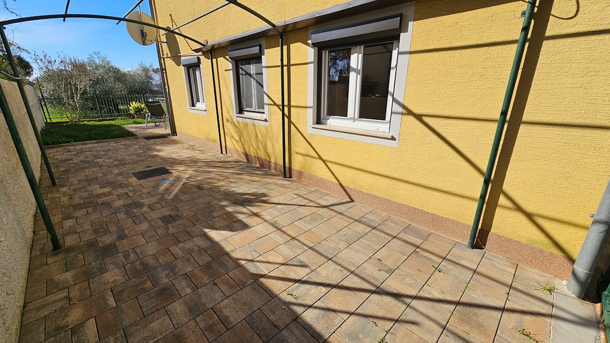 Sončno stanovanje z zasebnim vrtom in parkiriščem – Blizu morja in centra, Novigrad