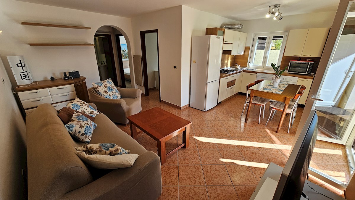 Sončno stanovanje z zasebnim vrtom in parkiriščem – Blizu morja in centra, Novigrad