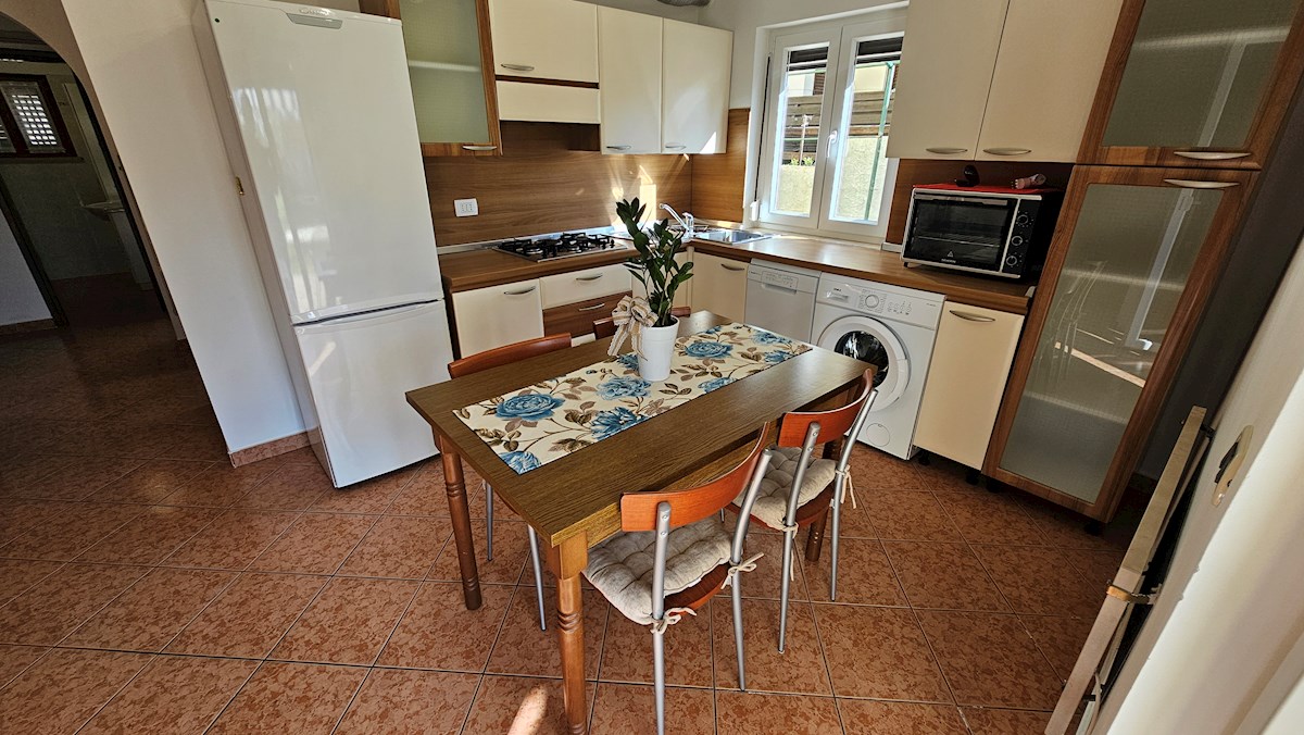 Sončno stanovanje z zasebnim vrtom in parkiriščem – Blizu morja in centra, Novigrad