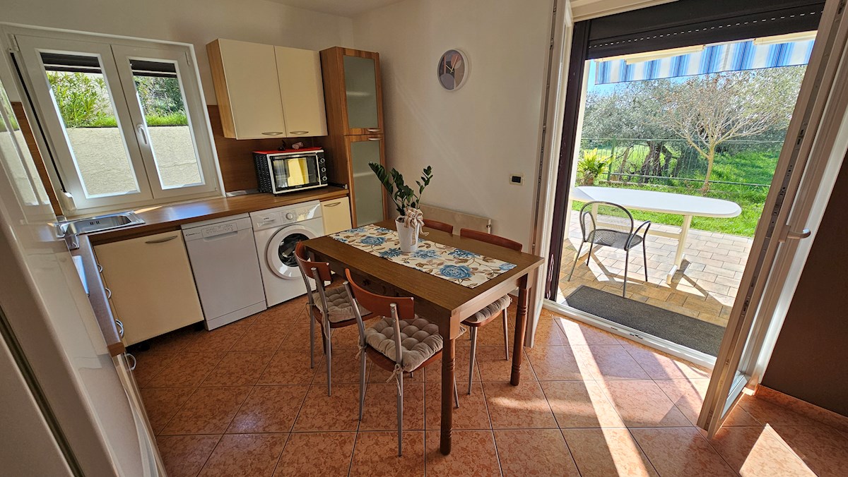 Sončno stanovanje z zasebnim vrtom in parkiriščem – Blizu morja in centra, Novigrad