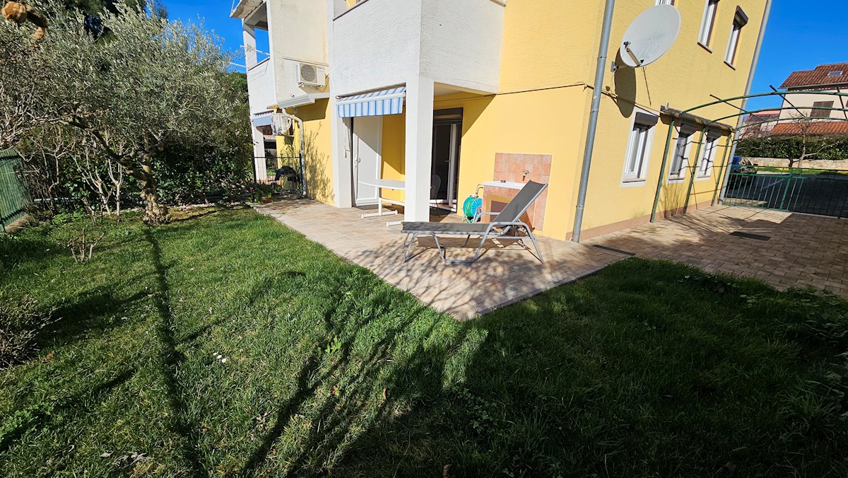 Sončno stanovanje z zasebnim vrtom in parkiriščem – Blizu morja in centra, Novigrad