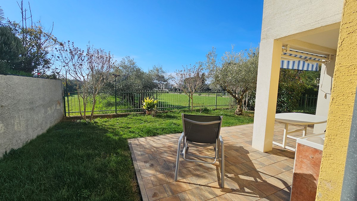 Sončno stanovanje z zasebnim vrtom in parkiriščem – Blizu morja in centra, Novigrad