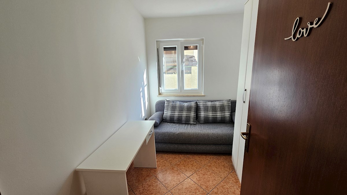 Sončno stanovanje z zasebnim vrtom in parkiriščem – Blizu morja in centra, Novigrad