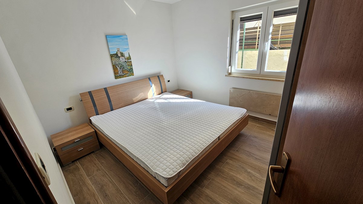 Sončno stanovanje z zasebnim vrtom in parkiriščem – Blizu morja in centra, Novigrad