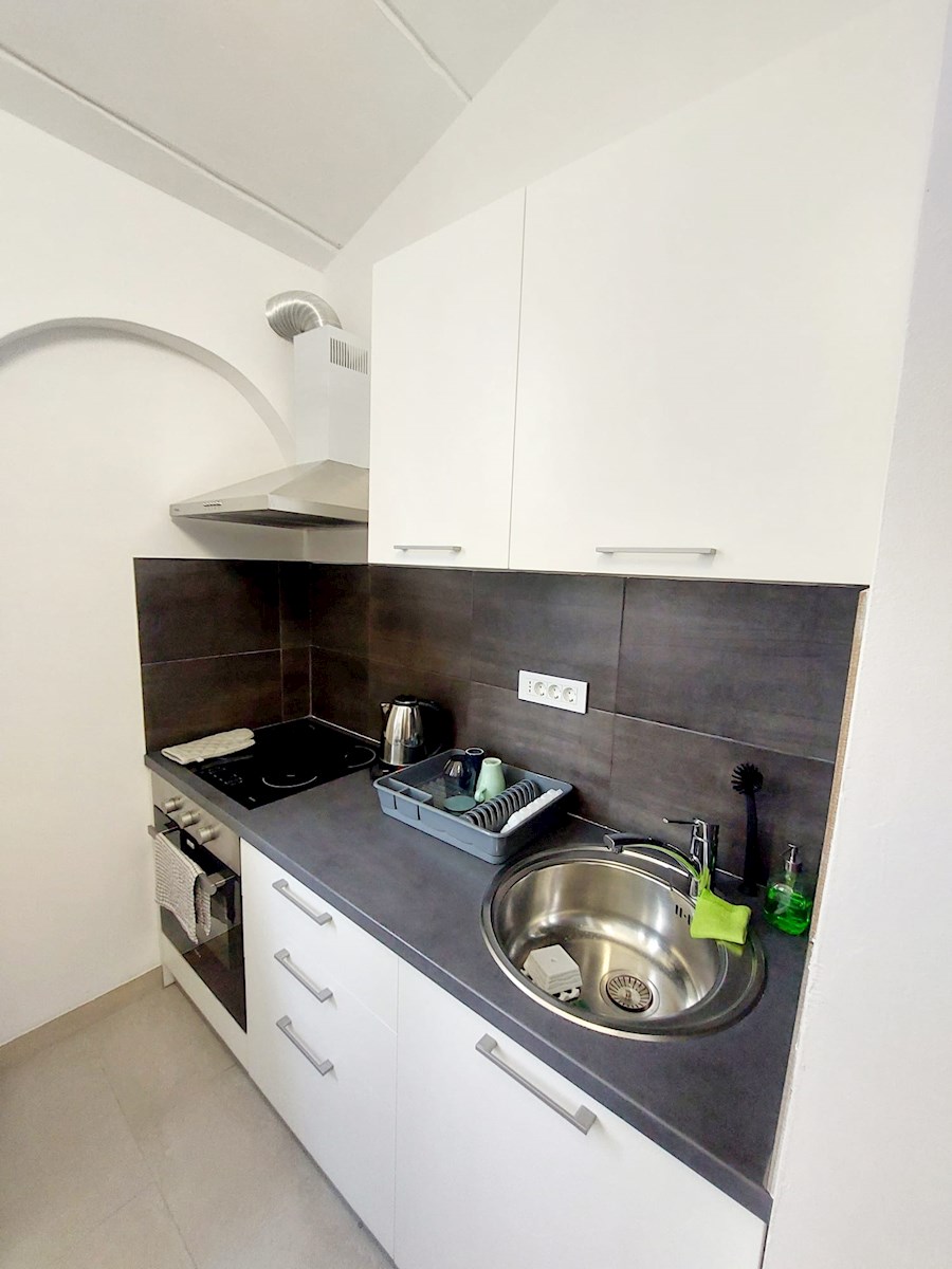 Prenovljeno stanovanje z galerijo – udobno stanovanje v drugem nadstropju blizu morja