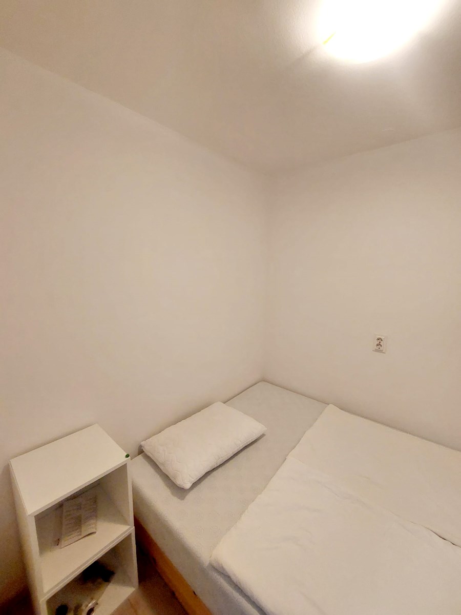 Prenovljeno stanovanje z galerijo – udobno stanovanje v drugem nadstropju blizu morja