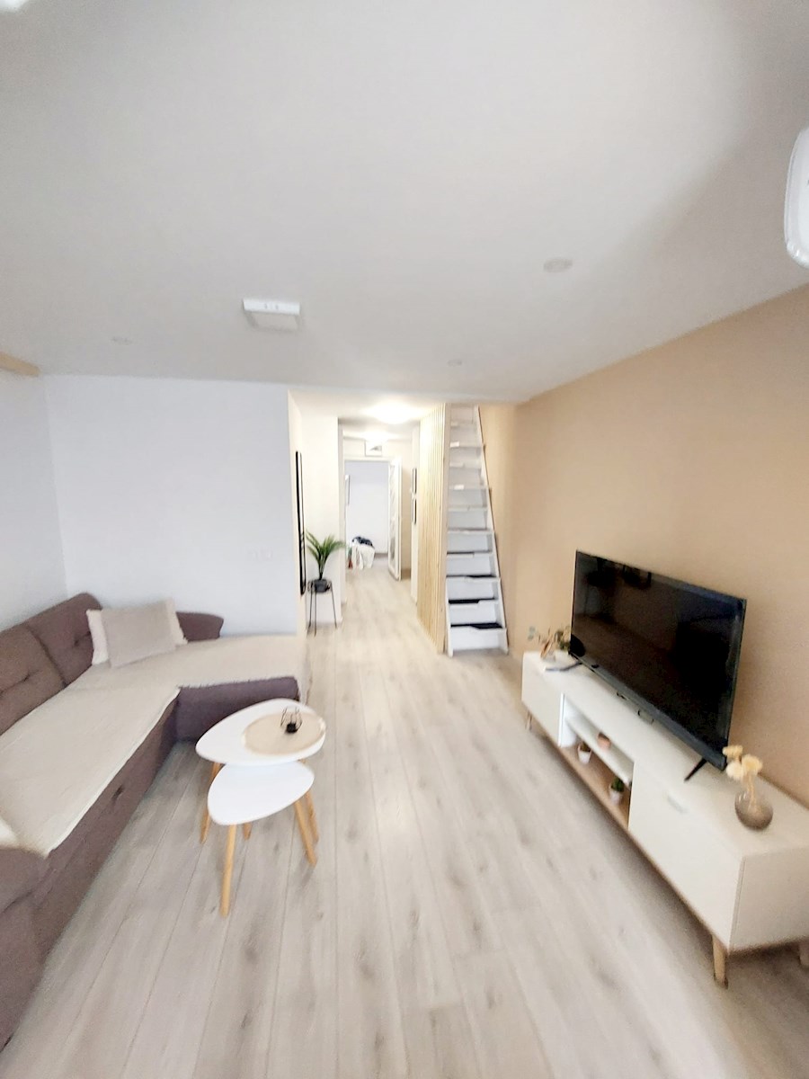 Prenovljeno stanovanje z galerijo – udobno stanovanje v drugem nadstropju blizu morja