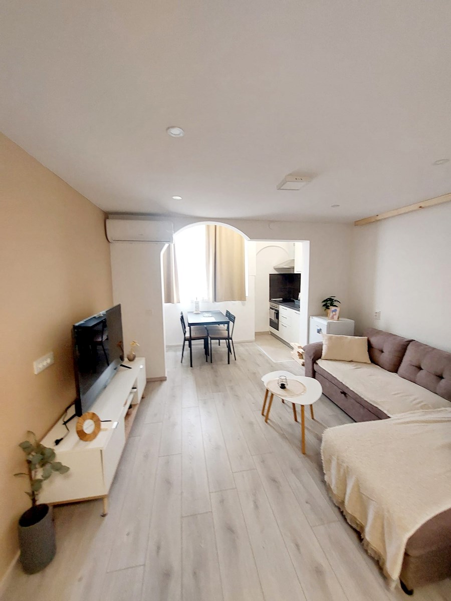 Prenovljeno stanovanje z galerijo – udobno stanovanje v drugem nadstropju blizu morja