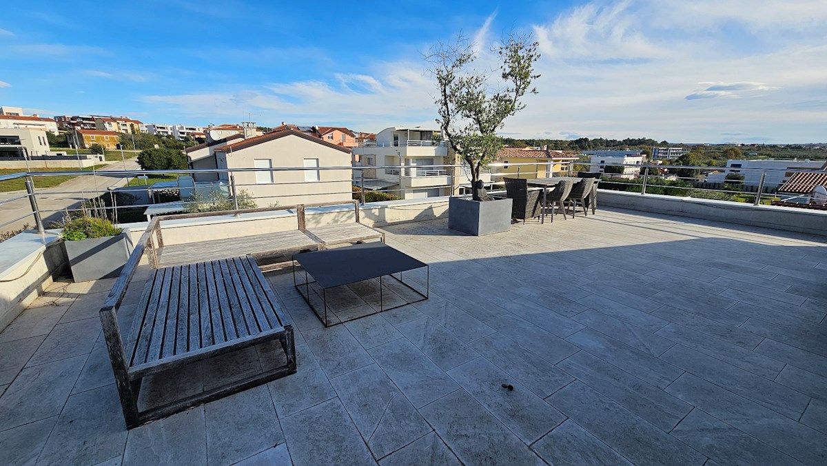 Nepremičnine Istra, prodajam stanovanje s strešno teraso, Novigrad