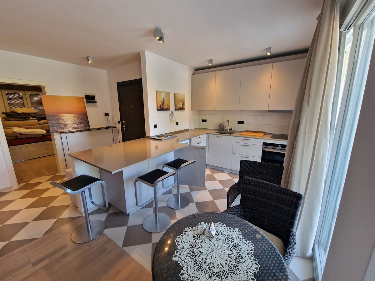 Nepremičnine Istra, prodajam stanovanje s strešno teraso, Novigrad