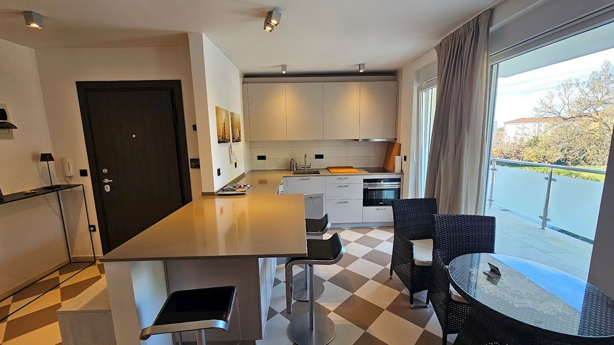 Nepremičnine Istra, prodajam stanovanje s strešno teraso, Novigrad