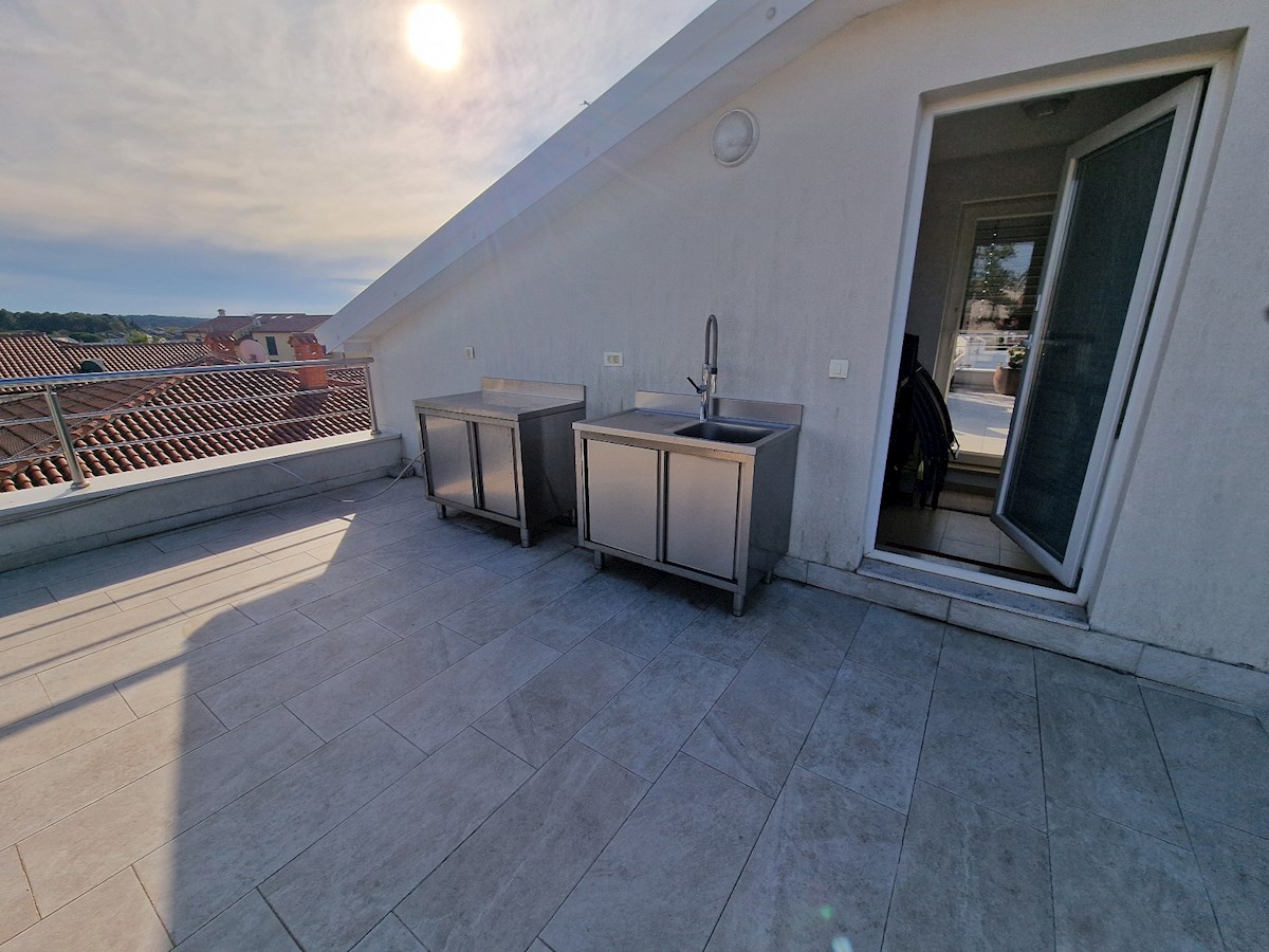 Nepremičnine Istra, prodajam stanovanje s strešno teraso, Novigrad