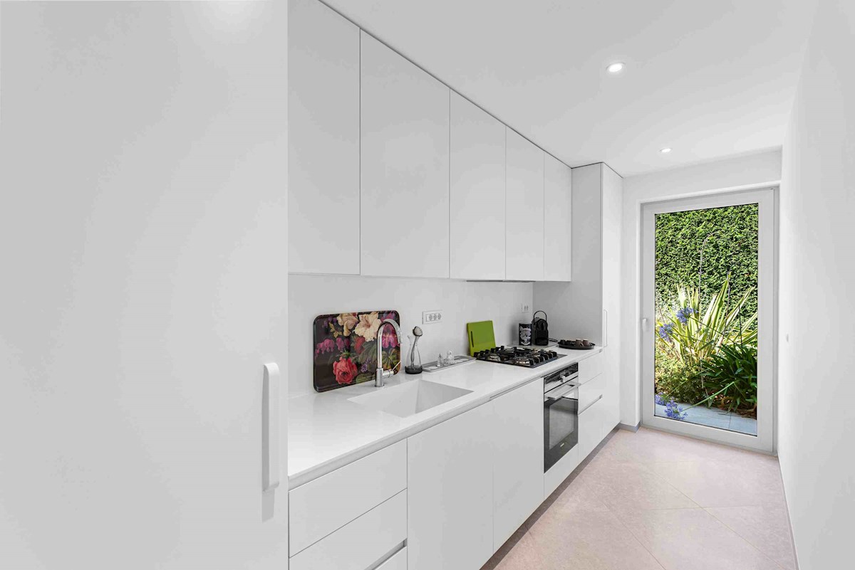 Luksuzna Moderna Vila ob ACI Marini – Ekskluzivna Rezidenca s Pogledom na Morje