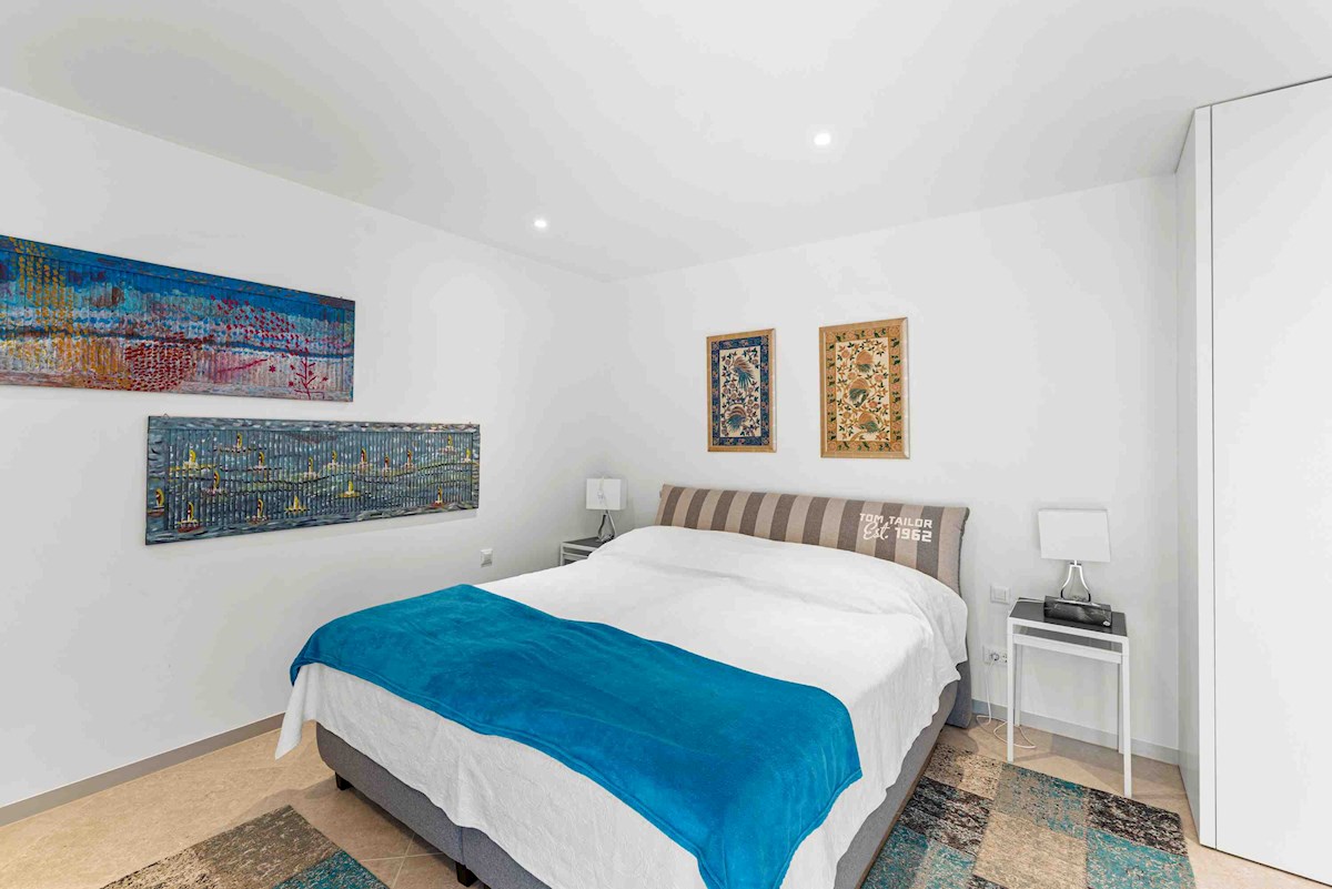 Luksuzna Moderna Vila ob ACI Marini – Ekskluzivna Rezidenca s Pogledom na Morje