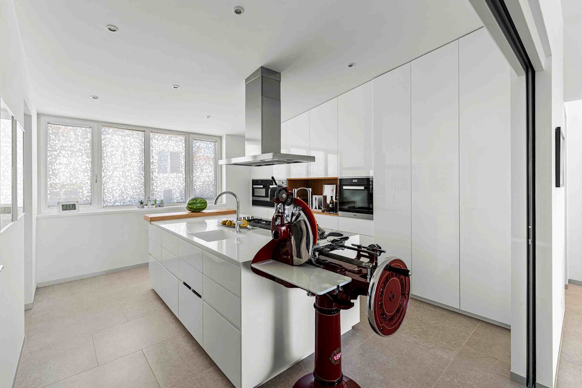 Luksuzna Moderna Vila ob ACI Marini – Ekskluzivna Rezidenca s Pogledom na Morje