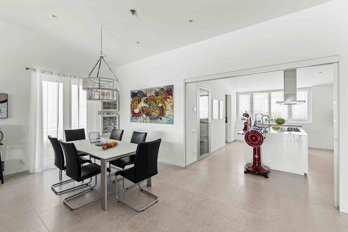 Luksuzna Moderna Vila ob ACI Marini – Ekskluzivna Rezidenca s Pogledom na Morje