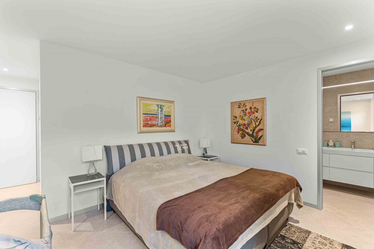 Luksuzna Moderna Vila ob ACI Marini – Ekskluzivna Rezidenca s Pogledom na Morje