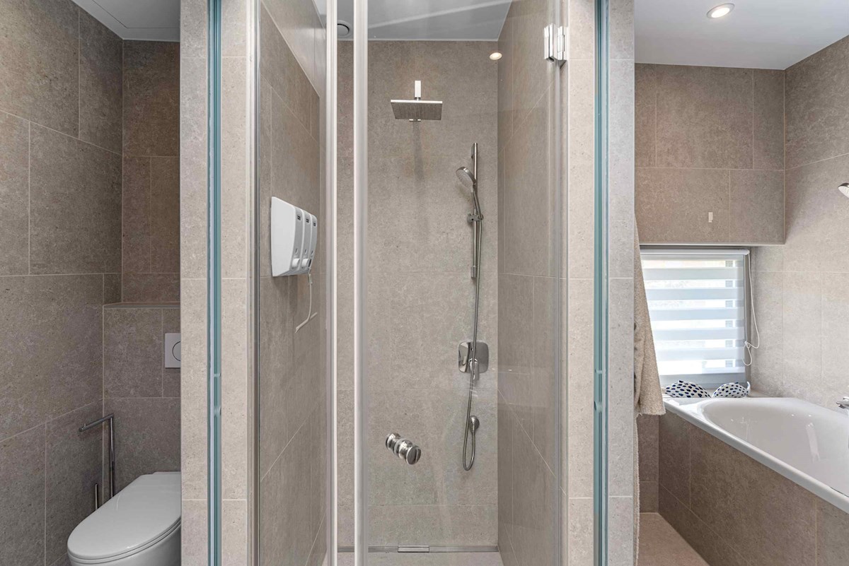 Luksuzna Moderna Vila ob ACI Marini – Ekskluzivna Rezidenca s Pogledom na Morje