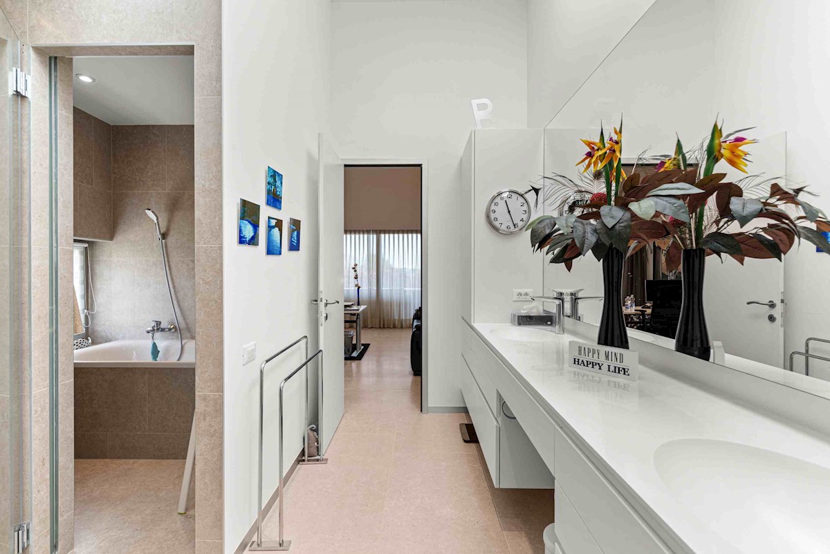 Luksuzna Moderna Vila ob ACI Marini – Ekskluzivna Rezidenca s Pogledom na Morje