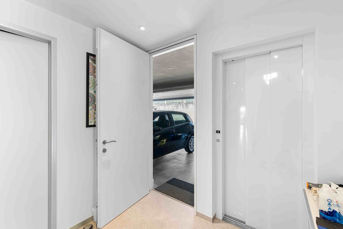 Luksuzna Moderna Vila ob ACI Marini – Ekskluzivna Rezidenca s Pogledom na Morje