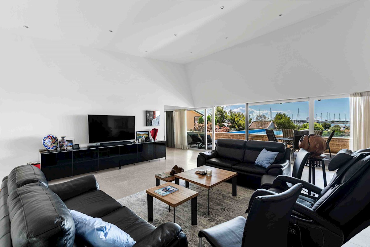 Luksuzna Moderna Vila ob ACI Marini – Ekskluzivna Rezidenca s Pogledom na Morje