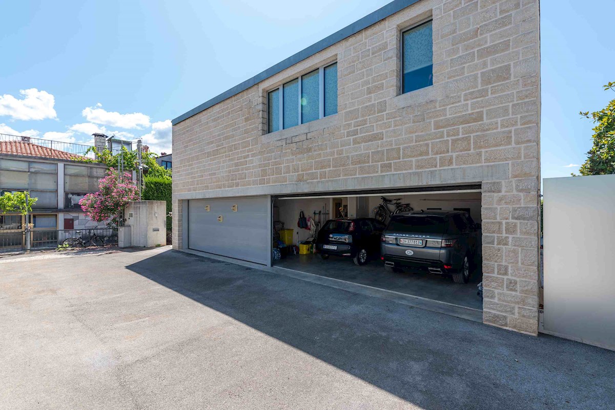 Luksuzna Moderna Vila ob ACI Marini – Ekskluzivna Rezidenca s Pogledom na Morje